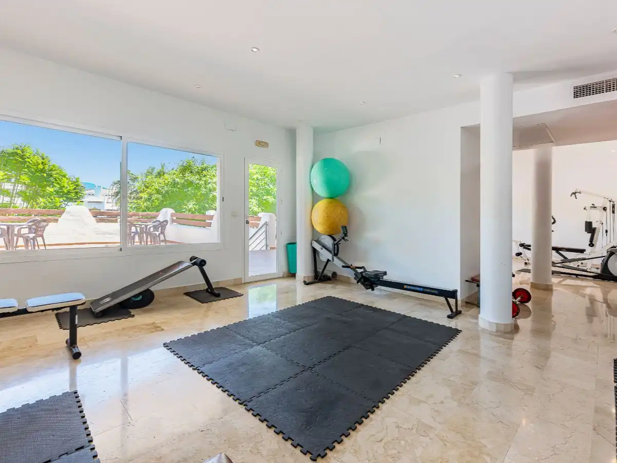 Wohnung zum Verkauf in Estepona mit Klimaanlage, Terrasse und Schwimmbad