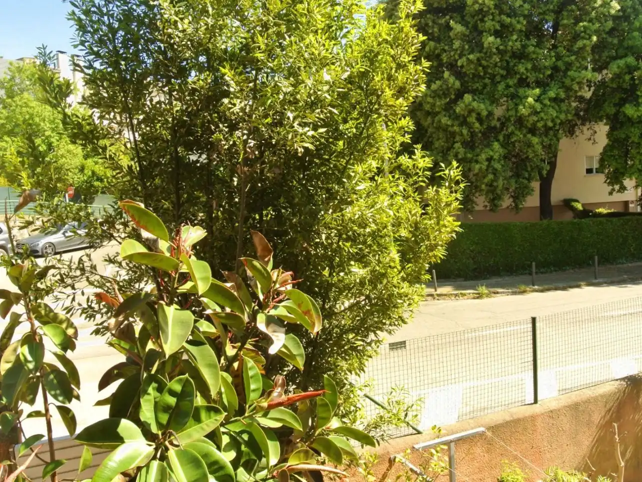 Außenansicht von Einfamilien-Reihenhaus zum Verkauf in Girona Capital mit Terrasse und Balkon
