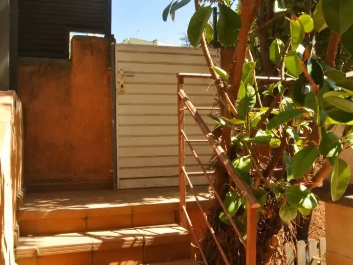 Außenansicht von Einfamilien-Reihenhaus zum Verkauf in Girona Capital mit Terrasse und Balkon