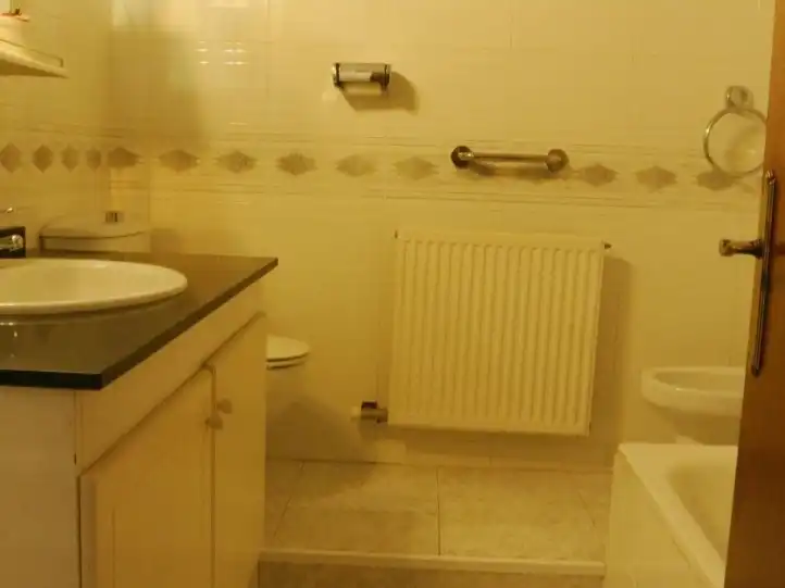 Badezimmer von Einfamilien-Reihenhaus zum Verkauf in Girona Capital mit Terrasse und Balkon