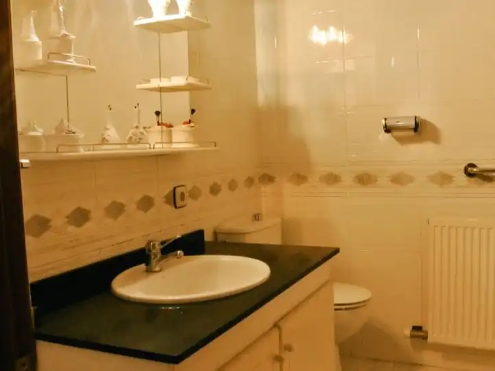 Badezimmer von Einfamilien-Reihenhaus zum Verkauf in Girona Capital mit Terrasse und Balkon