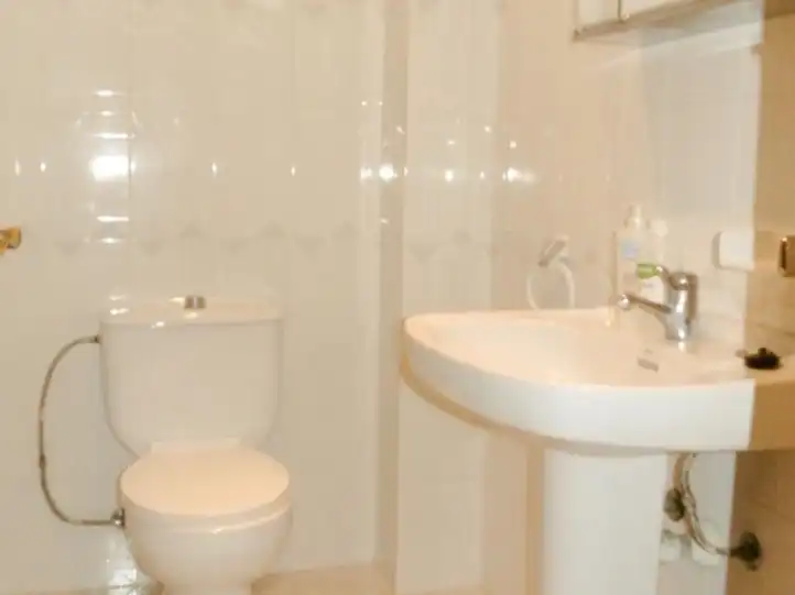 Badezimmer von Einfamilien-Reihenhaus zum Verkauf in Girona Capital mit Terrasse und Balkon