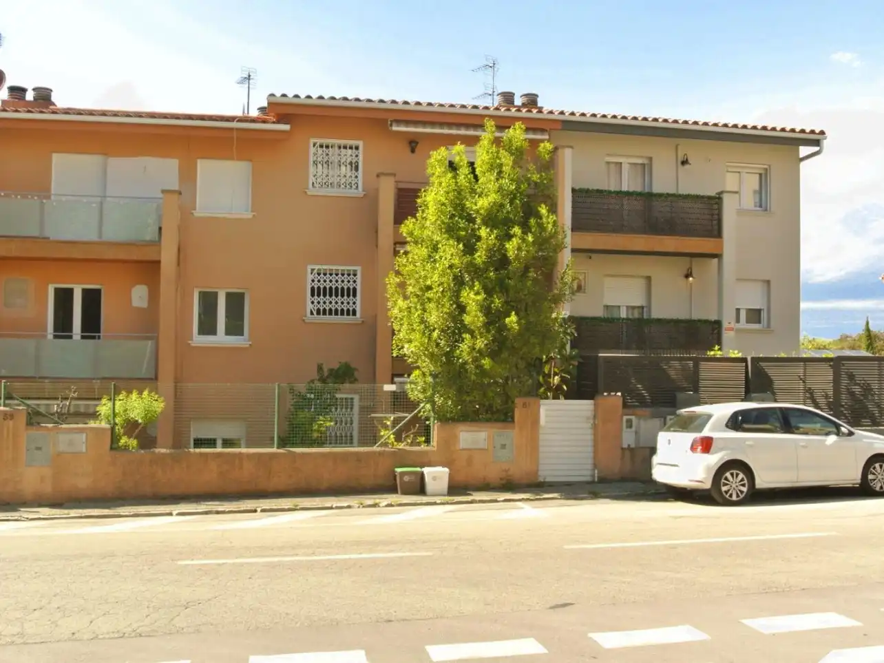 Außenansicht von Einfamilien-Reihenhaus zum Verkauf in Girona Capital mit Terrasse und Balkon
