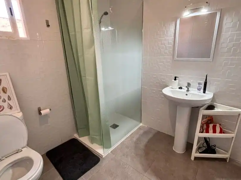 Baño de Piso para compartir en Elche / Elx con Amueblado y Balcón