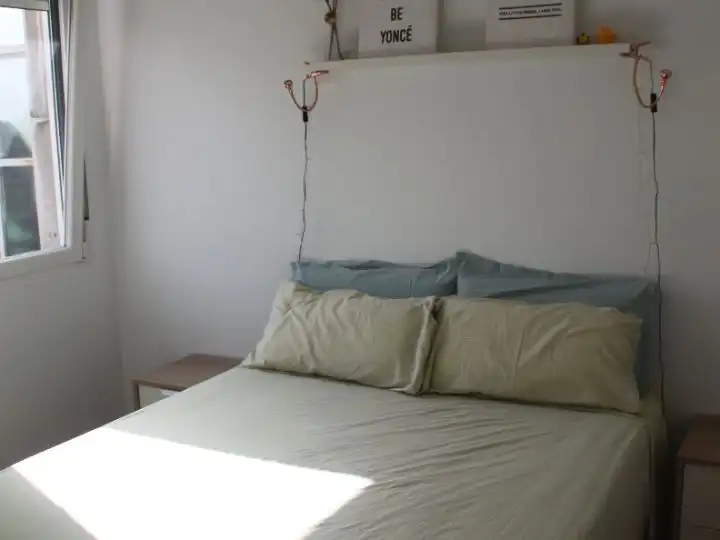 Schlafzimmer von Dachboden zur Miete in Madrid mit Klimaanlage, Heizung und Parkett