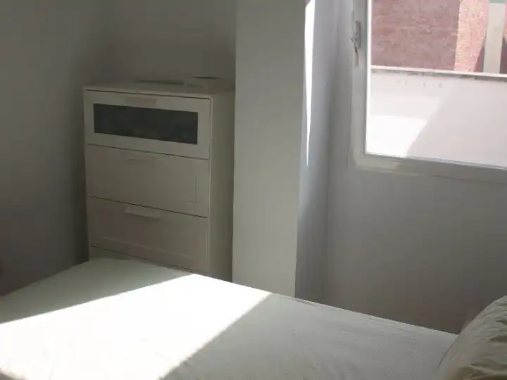 Schlafzimmer von Dachboden zur Miete in Madrid mit Klimaanlage, Heizung und Parkett