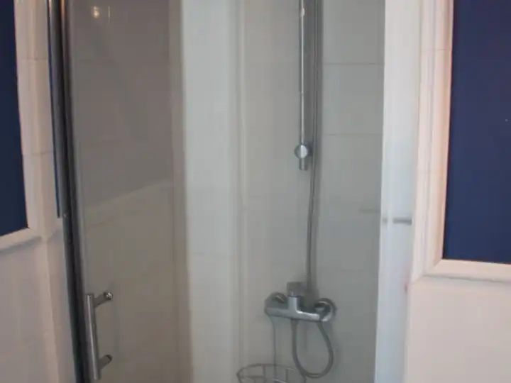 Badezimmer von Dachboden zur Miete in Madrid mit Klimaanlage, Heizung und Parkett