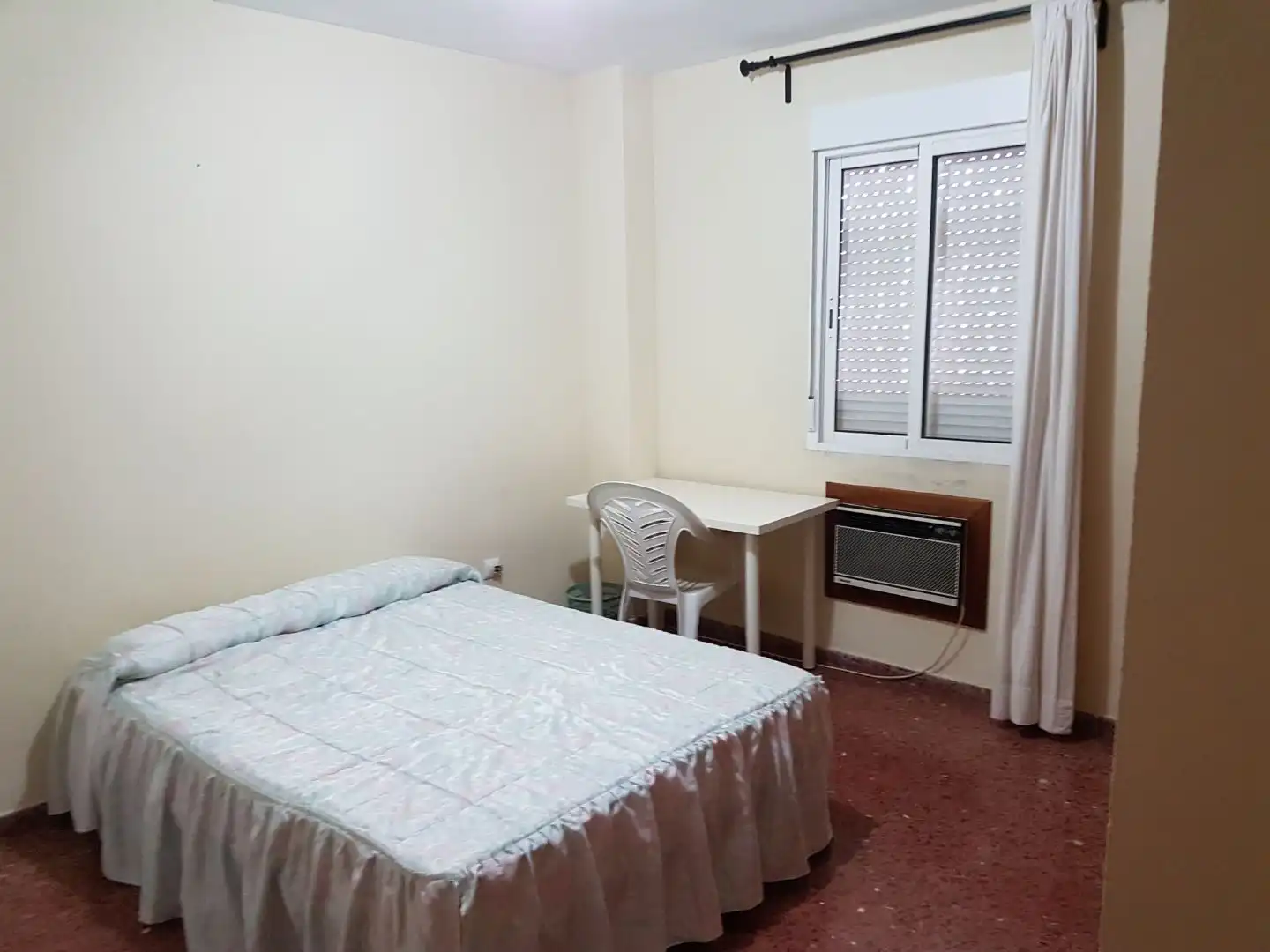 Habitació a Urbanización Sector Triángulo, 9, Centro Dormitori de Pis per a compartir en Montequinto amb Aire condicionat, Moblat i Aparcament comunitari
