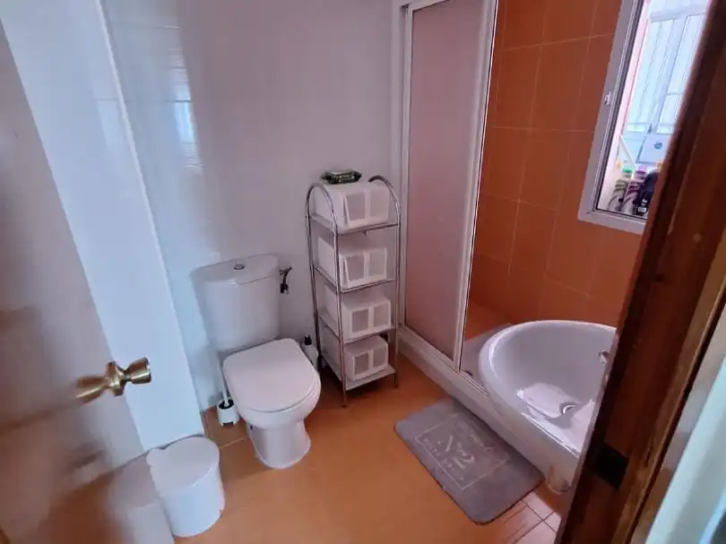 Habitació a Urbanización Sector Triángulo, 9, Centro Bany de Pis per a compartir en Montequinto amb Aire condicionat, Moblat i Aparcament comunitari