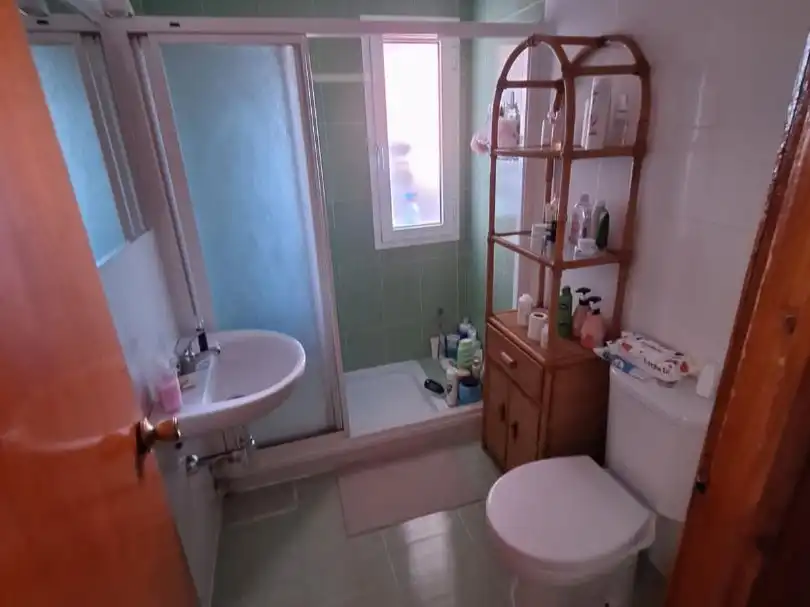 Habitació a Urbanización Sector Triángulo, 9, Centro Bany de Pis per a compartir en Montequinto amb Aire condicionat, Moblat i Aparcament comunitari