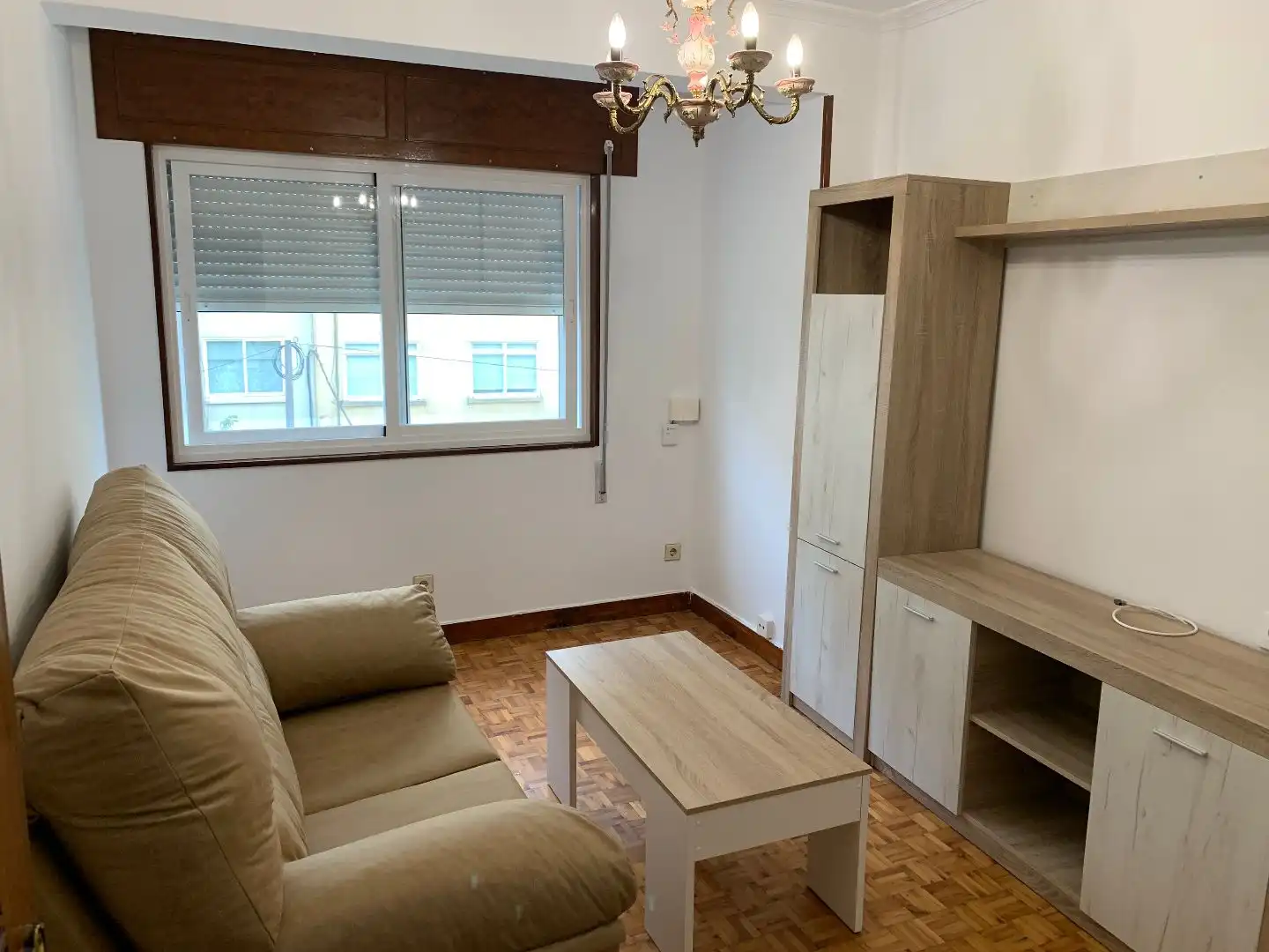 Sala d'estar de Pis de lloguer en Santiago de Compostela  amb Calefacció, Parquet i Moblat