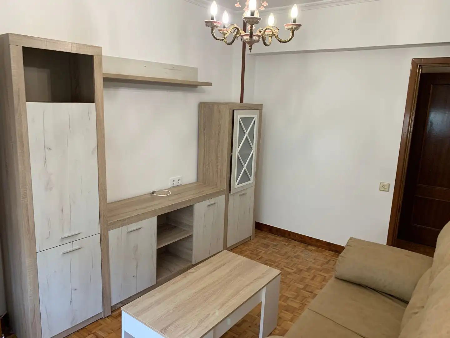 Sala d'estar de Pis de lloguer en Santiago de Compostela  amb Calefacció, Parquet i Moblat