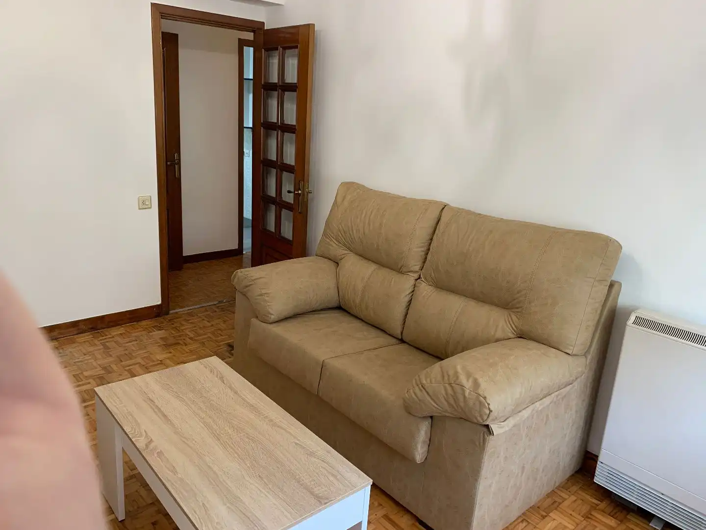Sala d'estar de Pis de lloguer en Santiago de Compostela  amb Calefacció, Parquet i Moblat