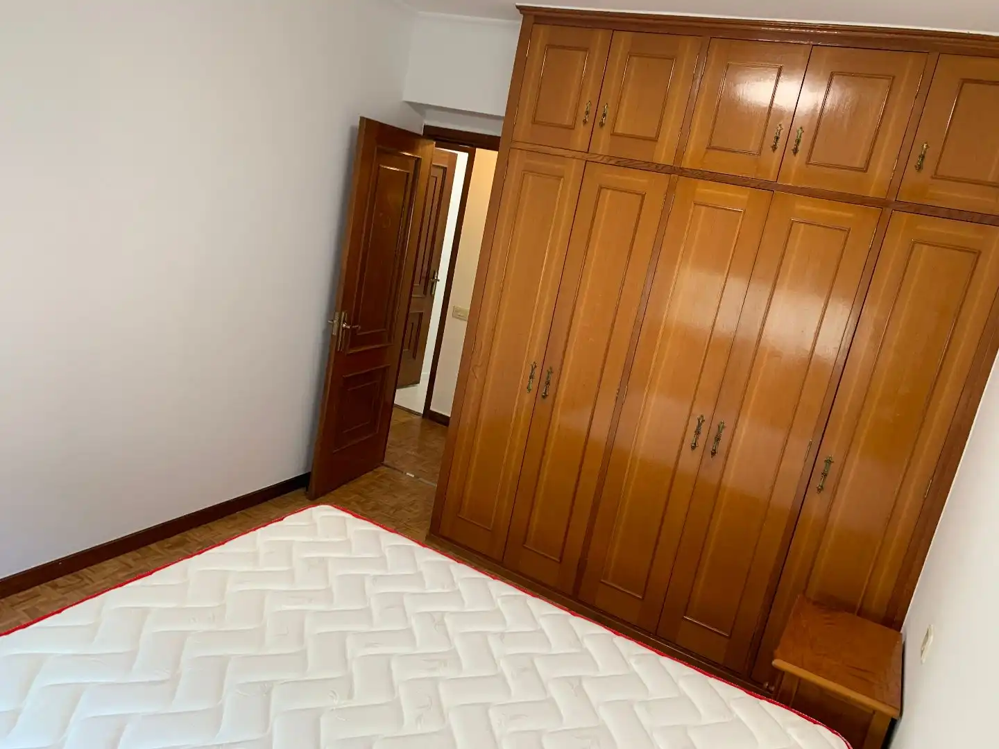 Dormitori de Pis de lloguer en Santiago de Compostela  amb Calefacció, Parquet i Moblat