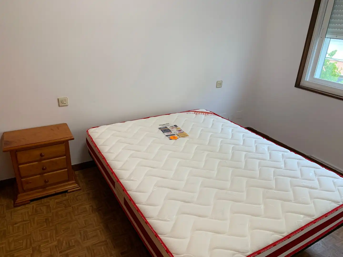 Dormitori de Pis de lloguer en Santiago de Compostela  amb Calefacció, Parquet i Moblat
