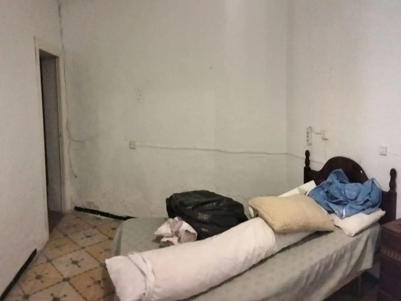 Casa adosada en venda a Calle Postas, 84, Los Palacios y Villafranca Dormitori de Casa adosada en venda en Los Palacios y Villafranca amb Jardí privat, Terrassa i Moblat