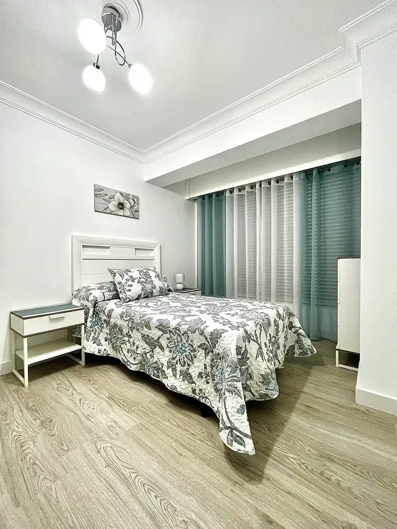 Pis de lloguer a Rúa Inferniño, 7, Porta Nova Dormitori de Pis de lloguer en Ferrol amb Calefacció, Parquet i Moblat