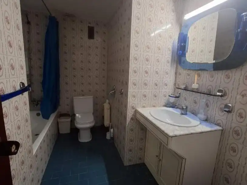 Piso en venta en Celestino María del Arenal Plaza, 10, Ibarrekolanda Baño de Piso en venta en Bilbao con Calefacción y Parking comunitario