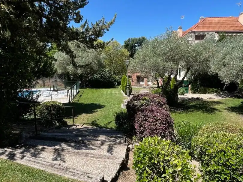 Pis de lloguer a Calle Iglesia, 24, Centro Jardí de Pis de lloguer en Villaviciosa de Odón amb Calefacció, Terrassa i Piscina
