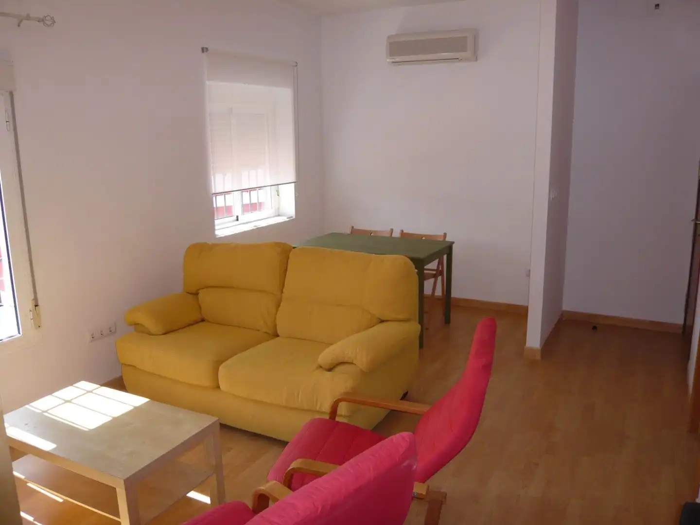 Living room of Flat for rent in Sevilla  with Air Conditioner, Heating and Parquet flooring