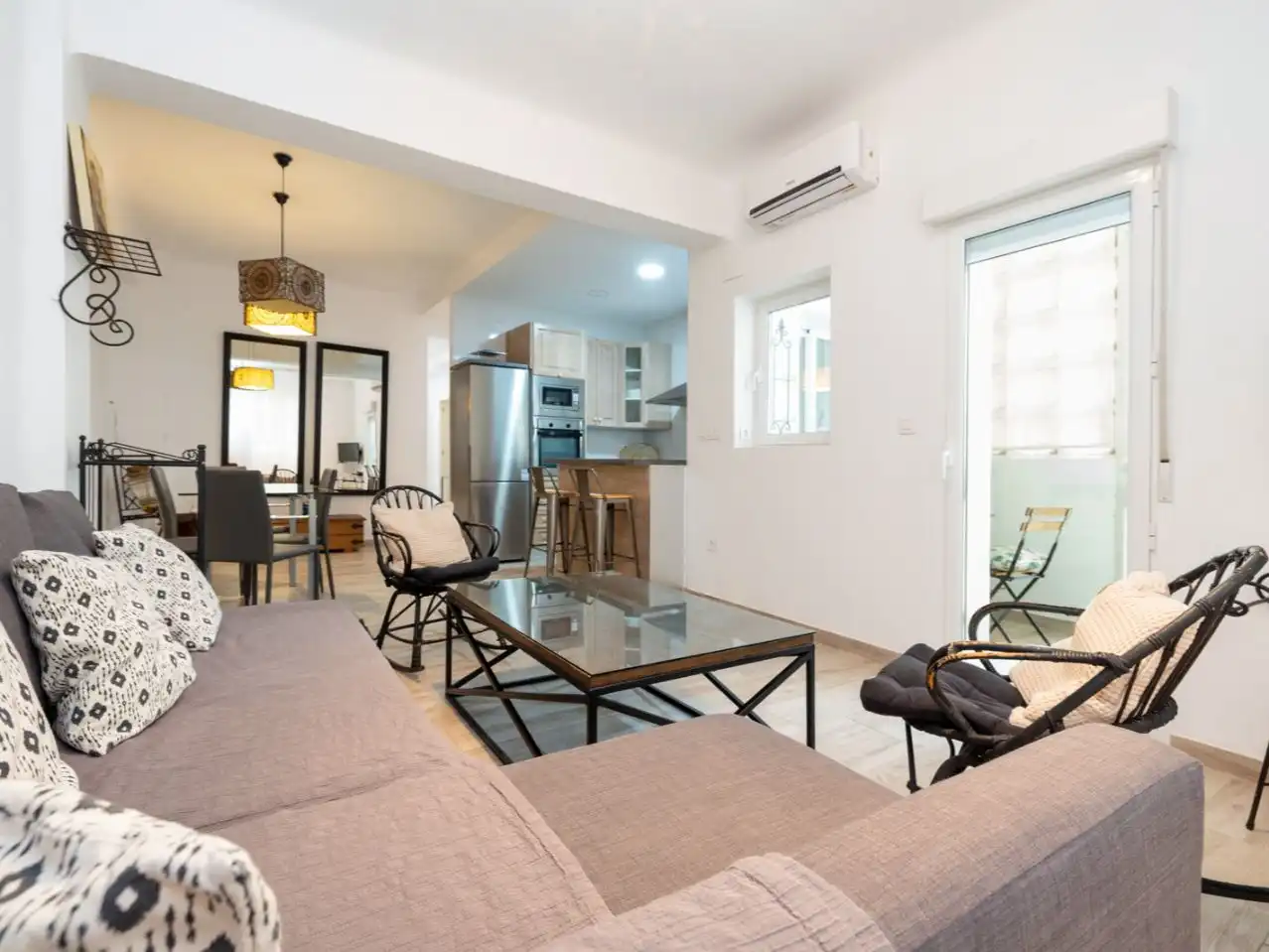 Living room of Flat for sale in  Granada Capital  with Air Conditioner and Balcony