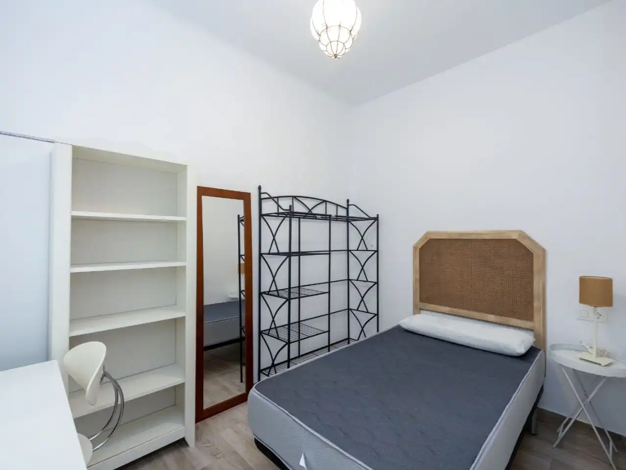 Bedroom of Flat for sale in  Granada Capital  with Air Conditioner and Balcony