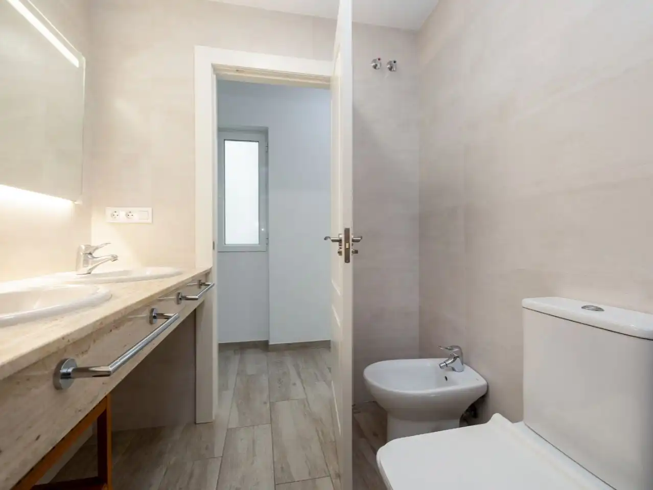 Bathroom of Flat for sale in  Granada Capital  with Air Conditioner and Balcony