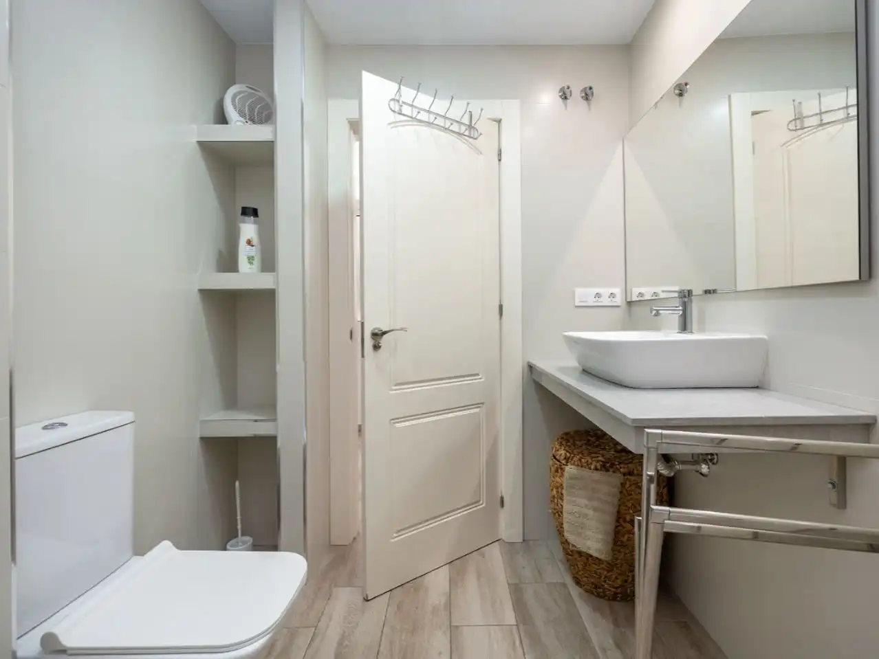 Bathroom of Flat for sale in  Granada Capital  with Air Conditioner and Balcony