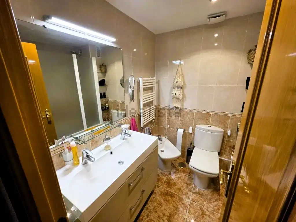 Bathroom of Flat for sale in Alcalá de Henares  with Air Conditioner