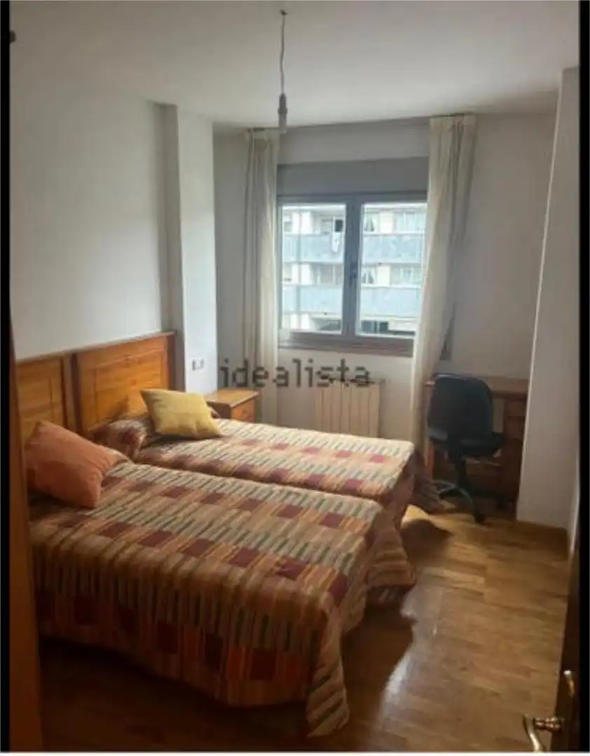 Pis de lloguer a Milán - Pumarín Dormitori de Pis de lloguer en Oviedo amb Jardí privat, Terrassa i Traster