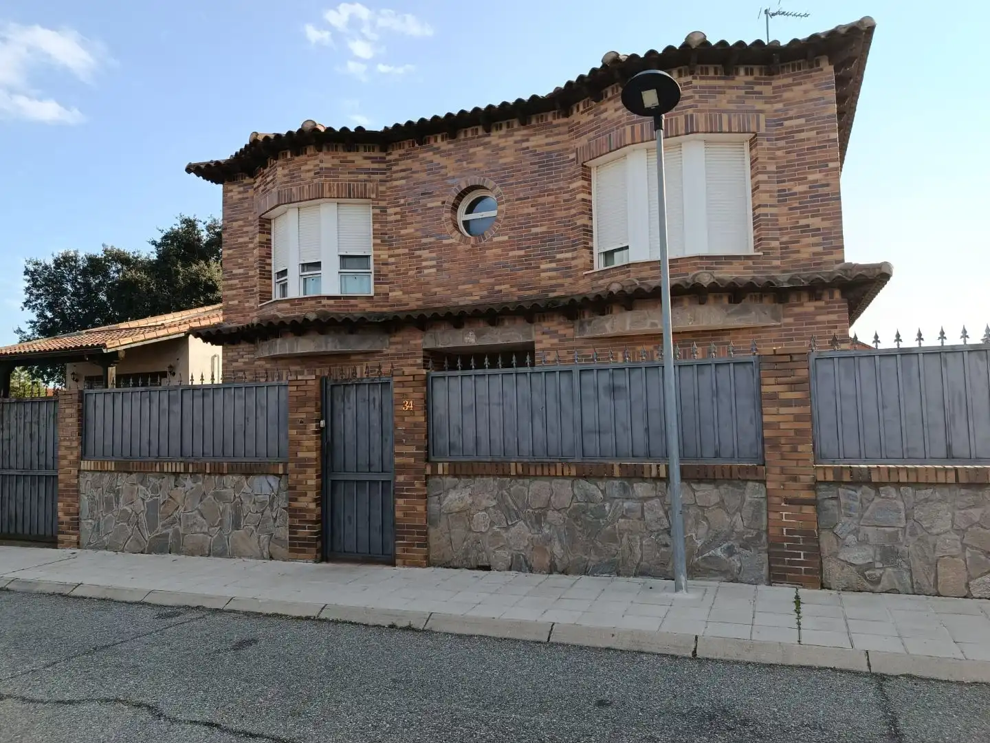 Casa o chalet en venta en Calle de la Fuente Valdoma, 16, Chiloeches Vista exterior de Casa o chalet en venta en Chiloeches con Aire acondicionado, Calefacción y Jardín privado