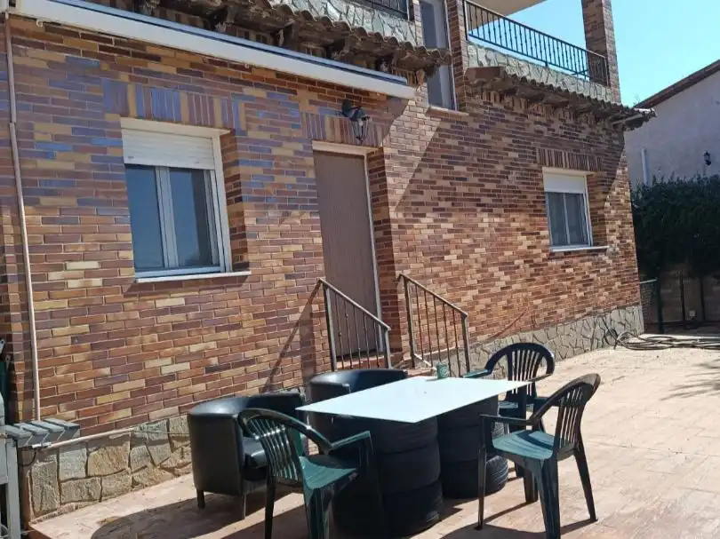 Casa o chalet en venta en Calle de la Fuente Valdoma, 16, Chiloeches Terraza de Casa o chalet en venta en Chiloeches con Aire acondicionado, Calefacción y Jardín privado