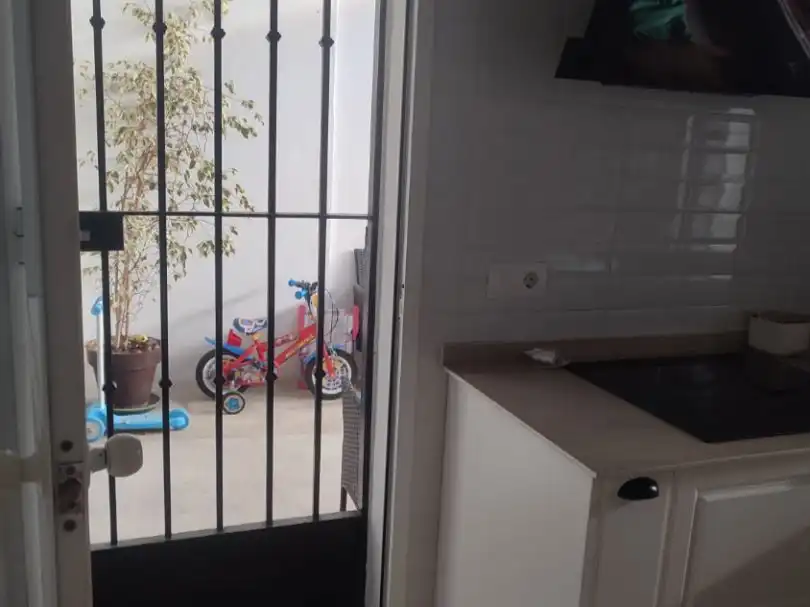 Casa adosada en venda a Calle Mármol, 8, Coria del Río Cuina de Casa adosada en venda en Coria del Río amb Aire condicionat
