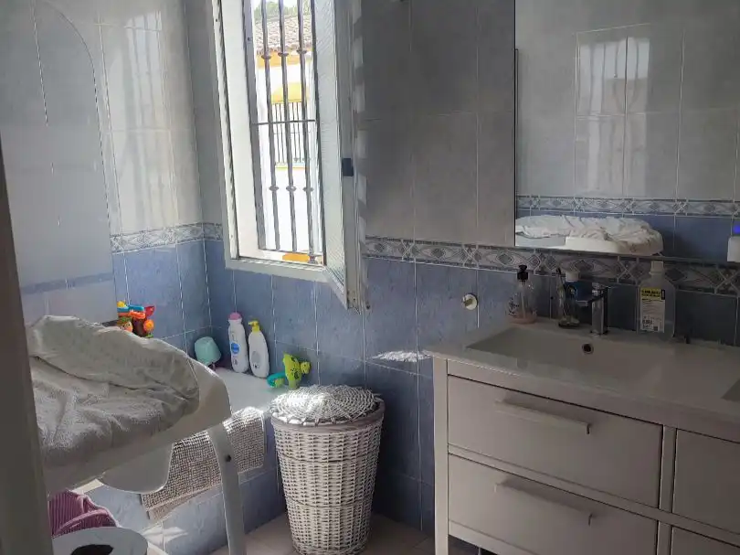 Casa adosada en venda a Calle Mármol, 8, Coria del Río Bany de Casa adosada en venda en Coria del Río amb Aire condicionat