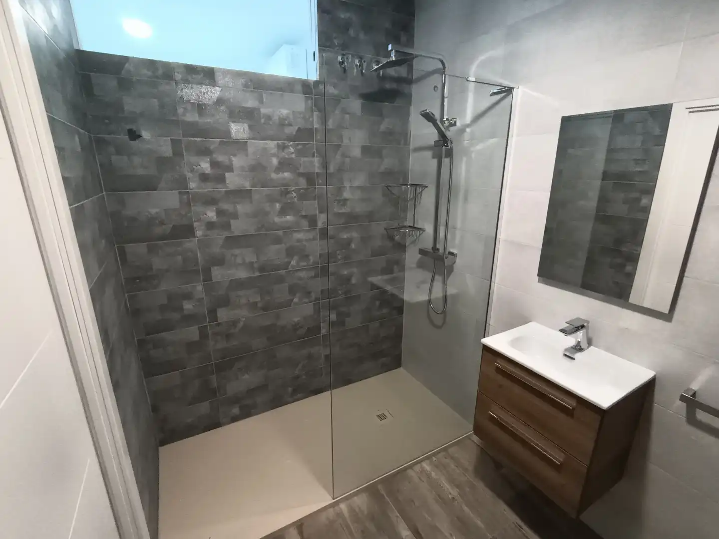 Badezimmer von Wohnung zur Miete in Pozoblanco mit Klimaanlage, Heizung und Terrasse