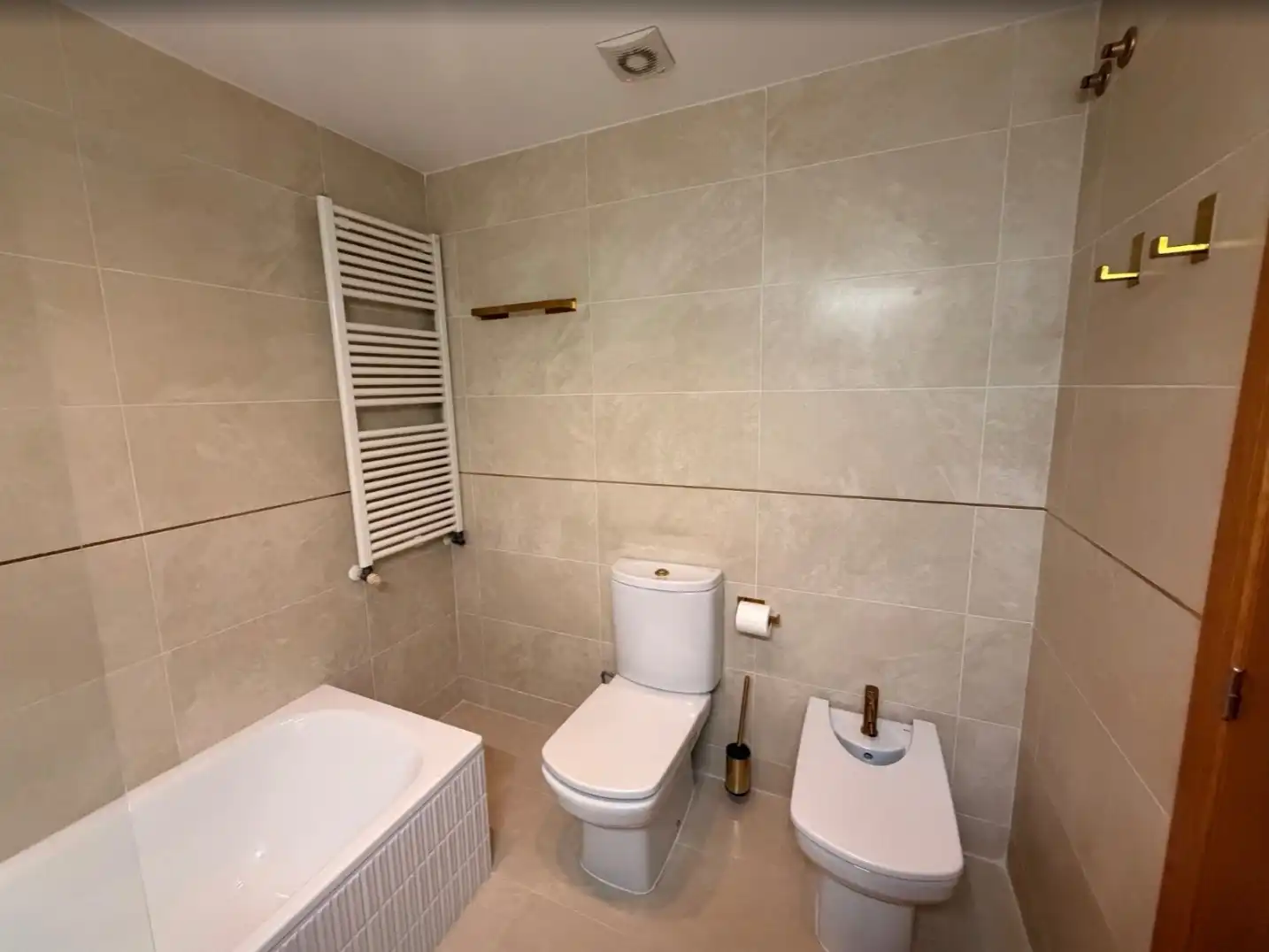 Bany de Pis de lloguer en  Valencia Capital amb Aire condicionat, Terrassa i Piscina