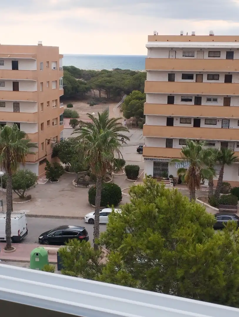 Wohnung zum Verkauf in Urbanización Pinomar, 133, El Moncayo - El Pòrtic Parkplatz von Wohnung zum Verkauf in Guardamar del Segura mit Klimaanlage und Schwimmbad