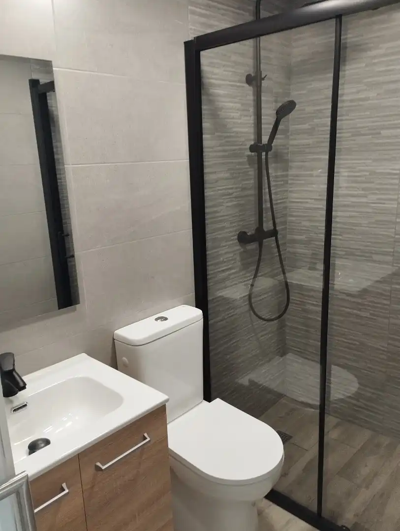 Wohnung zum Verkauf in Urbanización Pinomar, 133, El Moncayo - El Pòrtic Badezimmer von Wohnung zum Verkauf in Guardamar del Segura mit Klimaanlage und Schwimmbad