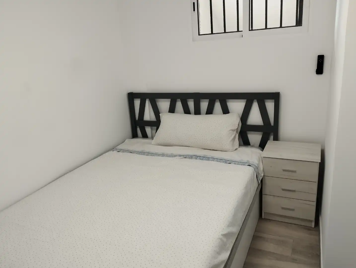 Wohnung zum Verkauf in Urbanización Pinomar, 133, El Moncayo - El Pòrtic Schlafzimmer von Wohnung zum Verkauf in Guardamar del Segura mit Klimaanlage und Schwimmbad