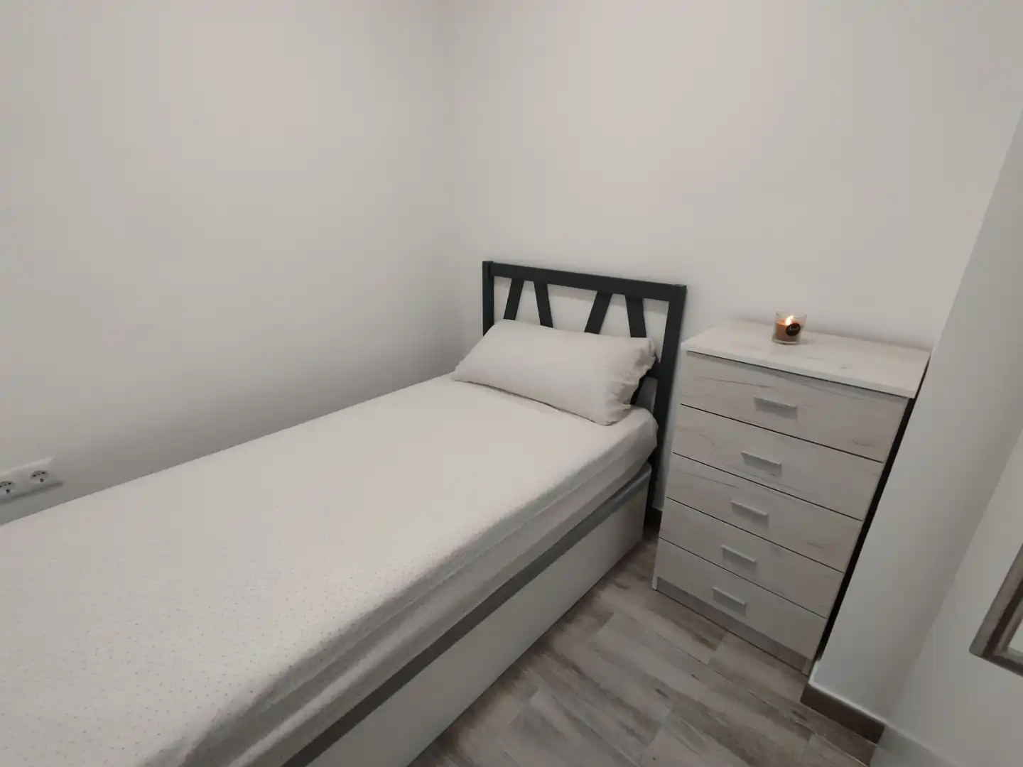 Wohnung zum Verkauf in Urbanización Pinomar, 133, El Moncayo - El Pòrtic Schlafzimmer von Wohnung zum Verkauf in Guardamar del Segura mit Klimaanlage und Schwimmbad