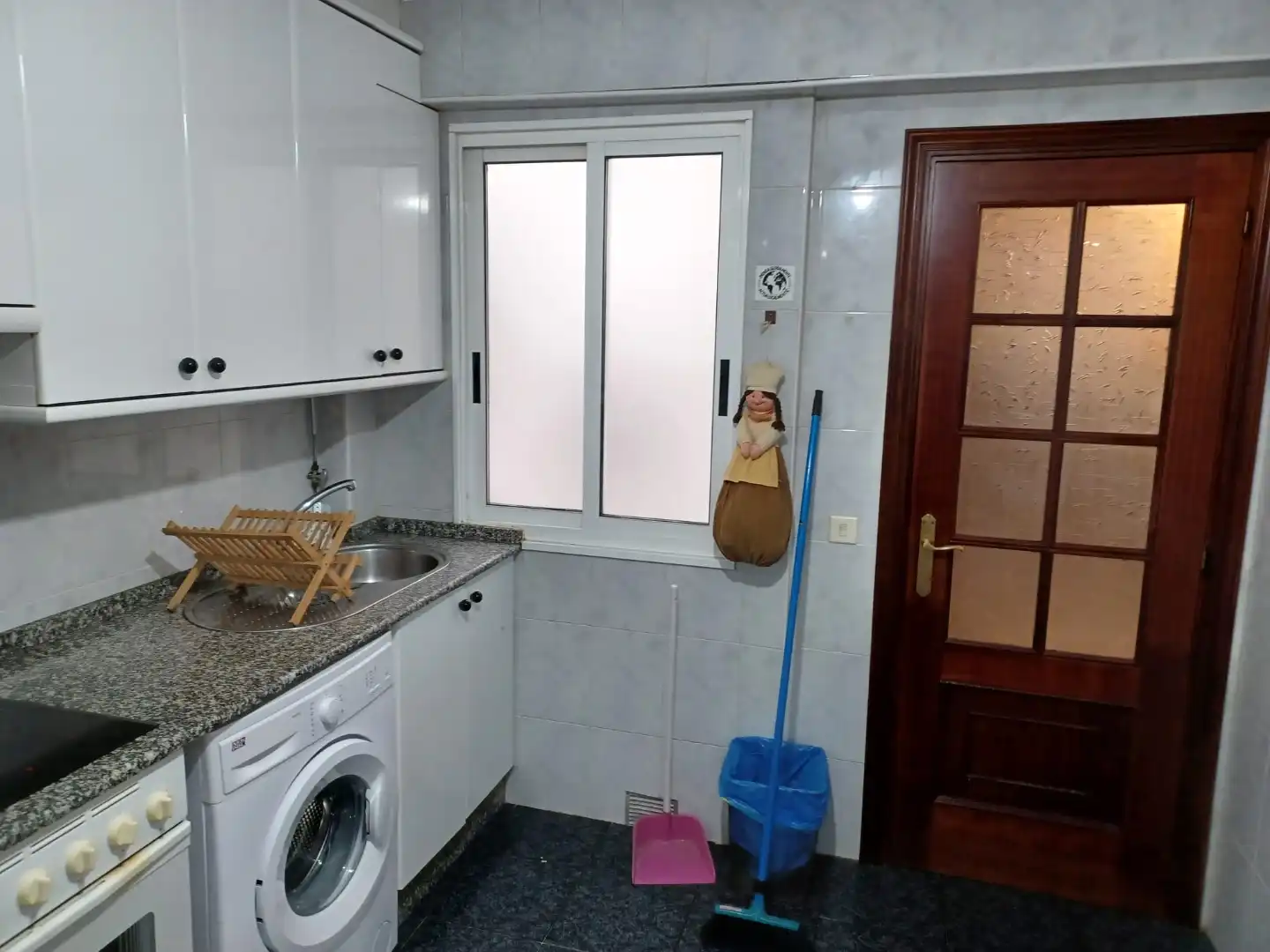 Cuina de Pis de lloguer en A Coruña Capital  amb Calefacció, Forn i Rentadora