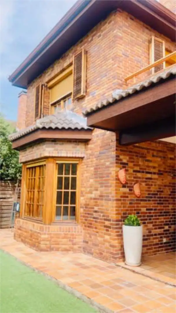 Vista exterior de Casa adosada de lloguer en Las Rozas de Madrid amb Calefacció, Jardí privat i Terrassa