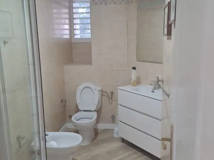 Piso de alquiler en Avenida Eduardo Dato, 45, La Buhaira Baño de Piso de alquiler en Sevilla Capital con Aire acondicionado