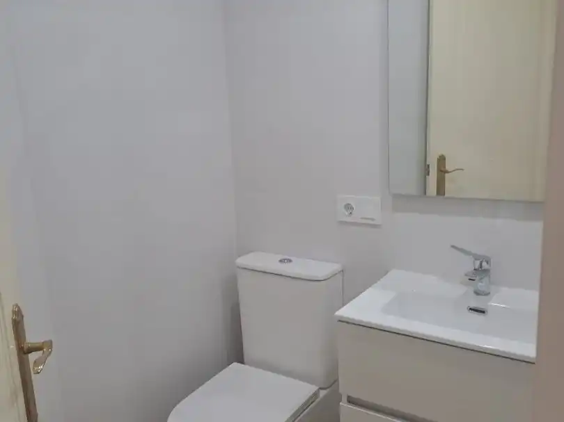 Piso de alquiler en Avenida Eduardo Dato, 45, La Buhaira Baño de Piso de alquiler en Sevilla Capital con Aire acondicionado