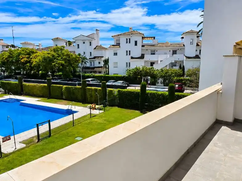 Pis en venda a Urbanización Nueva Andalucía A, La Dama de Noche - La Alzambra Vista exterior de Pis en venda en Marbella amb Aire condicionat, Calefacció i Terrassa