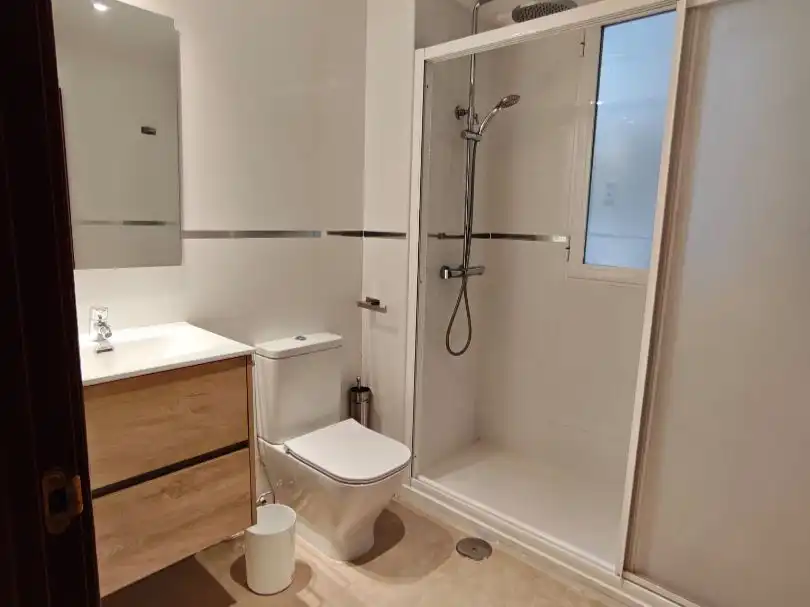 Apartamento de alquiler en Calle de Ramón de Aguinaga, 15, Fuente del Berro Baño de Apartamento de alquiler en Madrid con Aire acondicionado, Calefacción y Terraza