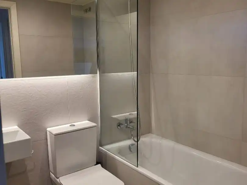 Bathroom of Flat for sale in  Barcelona Capital  with Air Conditioner, Terrace and Swimming Pool
