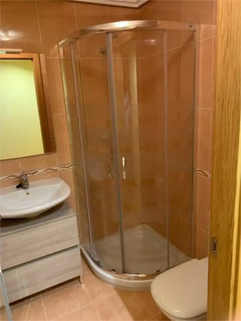 Piso de alquiler en Flores de Sil - La Placa Baño de Piso de alquiler en Ponferrada con Calefacción, Trastero y Amueblado
