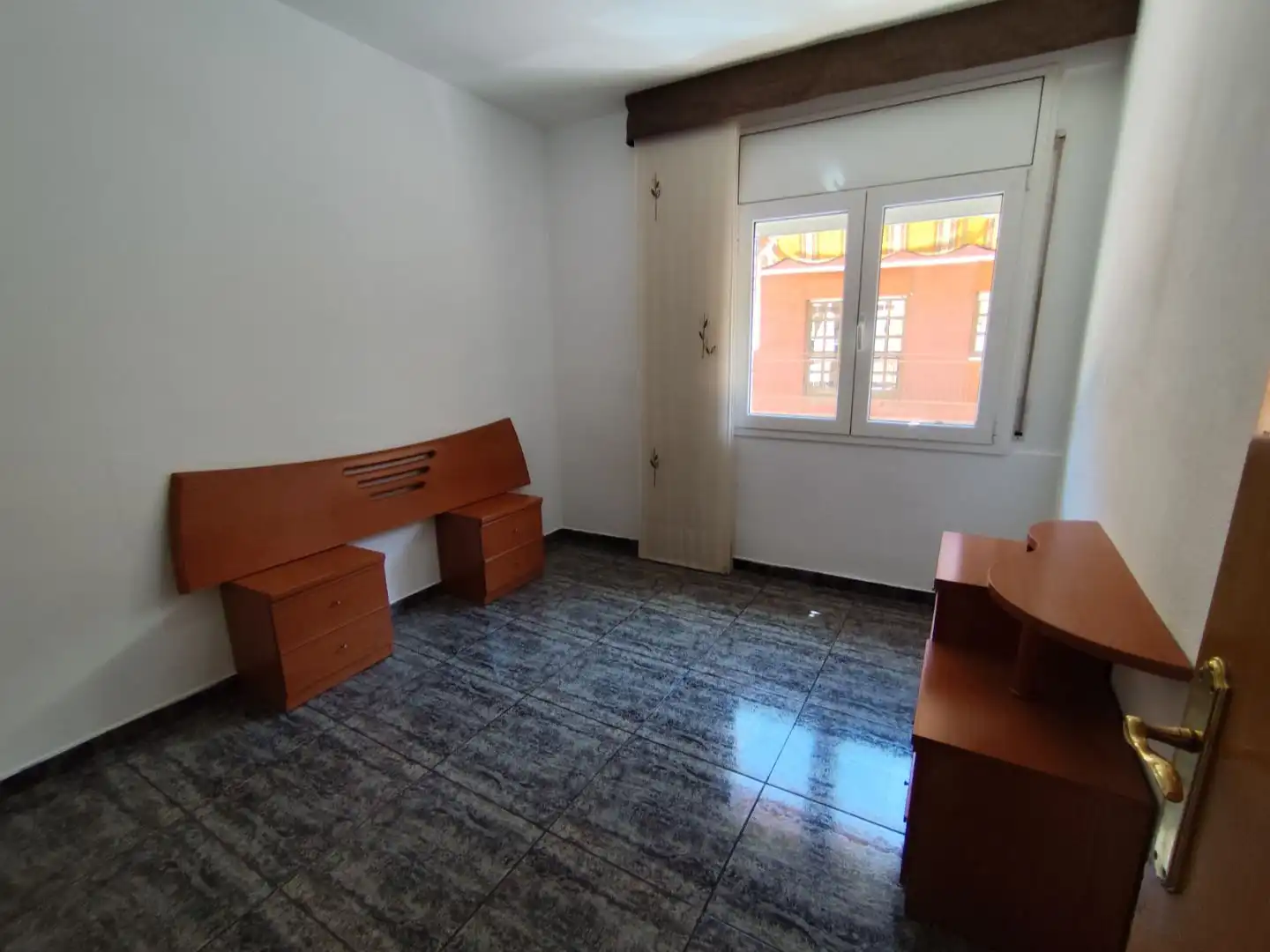 Dormitori de Pis en venda en Sant Boi de Llobregat amb Aire condicionat i Balcó