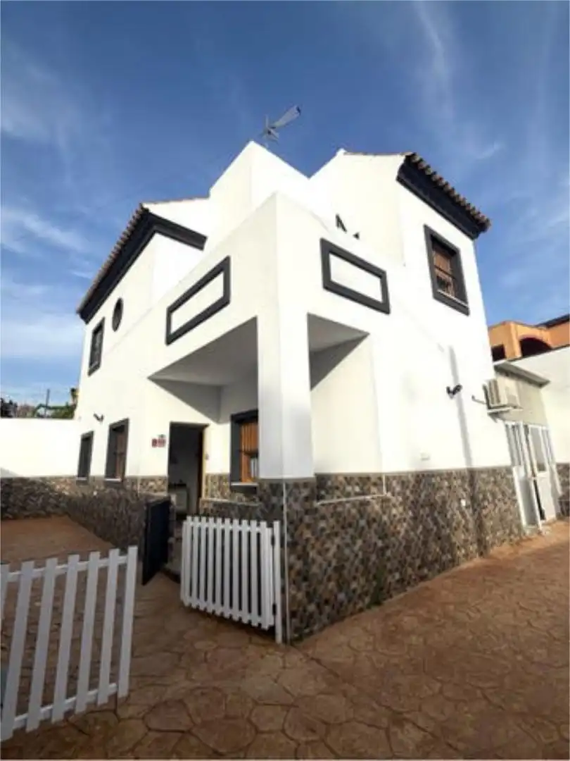 Casa adosada en venda a Bonanza - Avda de Huelva - Barrio Andalucia Vista exterior de Casa adosada en venda en Sanlúcar de Barrameda amb Terrassa